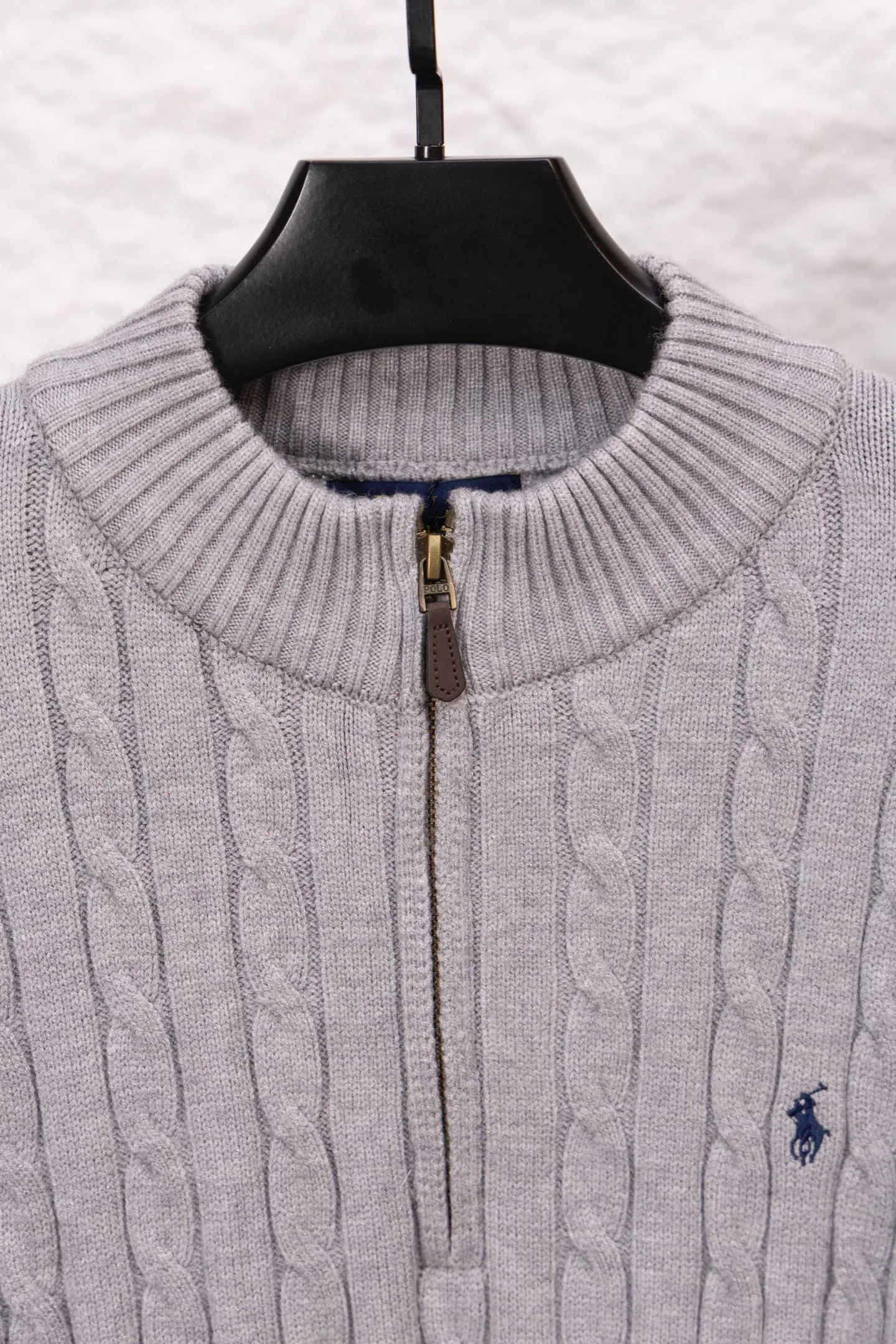 P230 Style No./F187 Rah Lauren classic pony embroidered stand-up collar knitted sweater. Made of 400 cotton gauze fabric with clear lines. The original customized lines are smooth and delicate. Better hand feel. Not easy to deform. Not easy to shrink. Not easy to fade. Maintain long-lasting beauty. Color Gray Black Size S-XL